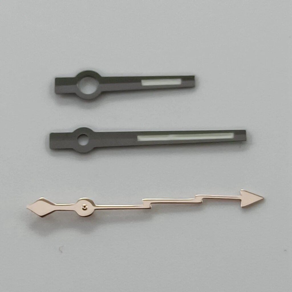 Silver gunmetal watch hands, lightning second hand, luminous hands, compatible with NH35, NH36, NH38, NH70, NH72, 7S26, 7S36, 4R35, and 4R36 models. Parallel import.