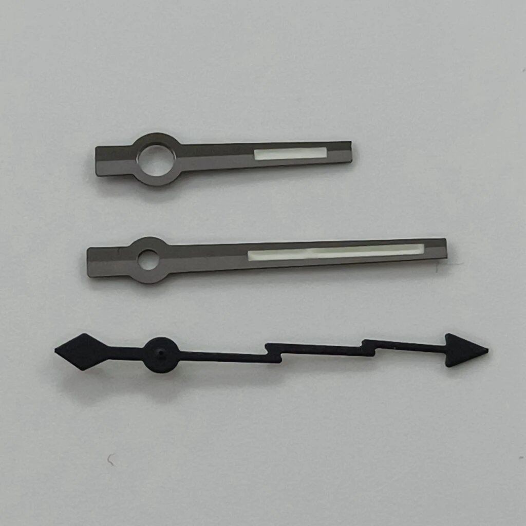 Silver gunmetal watch hands, lightning second hand, luminous hands, compatible with NH35, NH36, NH38, NH70, NH72, 7S26, 7S36, 4R35, and 4R36 models. Parallel import.