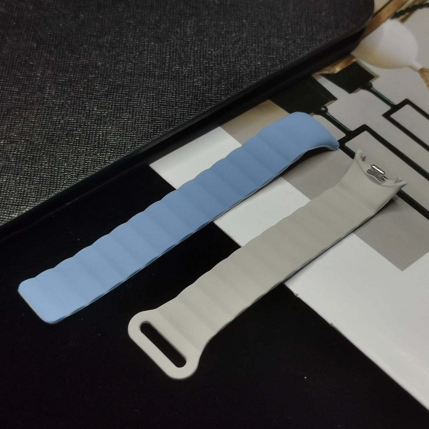 Magnetic Loop Wristband for Mi Band 8 - Silicone Sports Strap, NFC Compatible with Xiaomi Mi Band 8, Metal Interface Bracelet, Band Color: Compatible with Mi Band 8, Band Width: Parallel Import