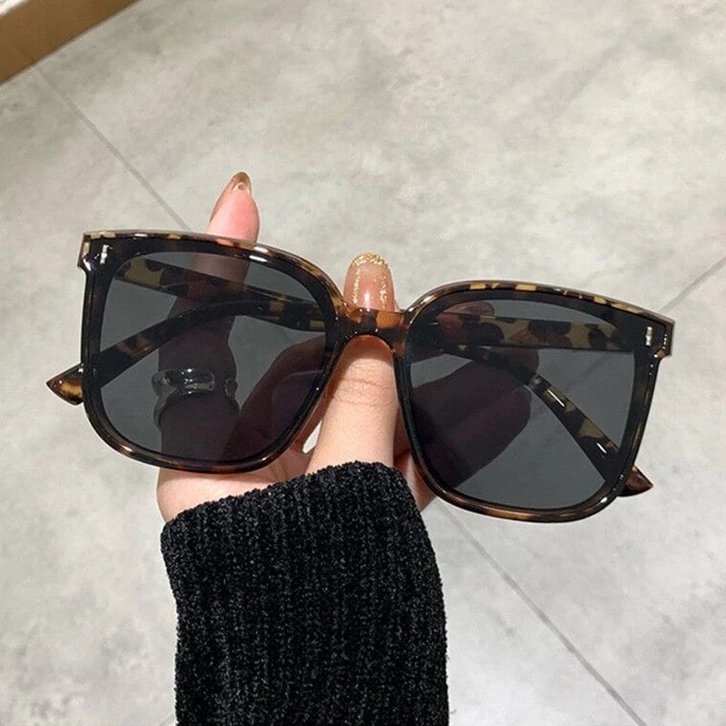 Designer Luxury Square Cat Eye Sunglasses for Women, Classic Vintage Eyewear with UV400 Protection, Perfect for Outdoor Activities and Holidays. Frame Color: As Shown; Lens Color: Parallel Import.