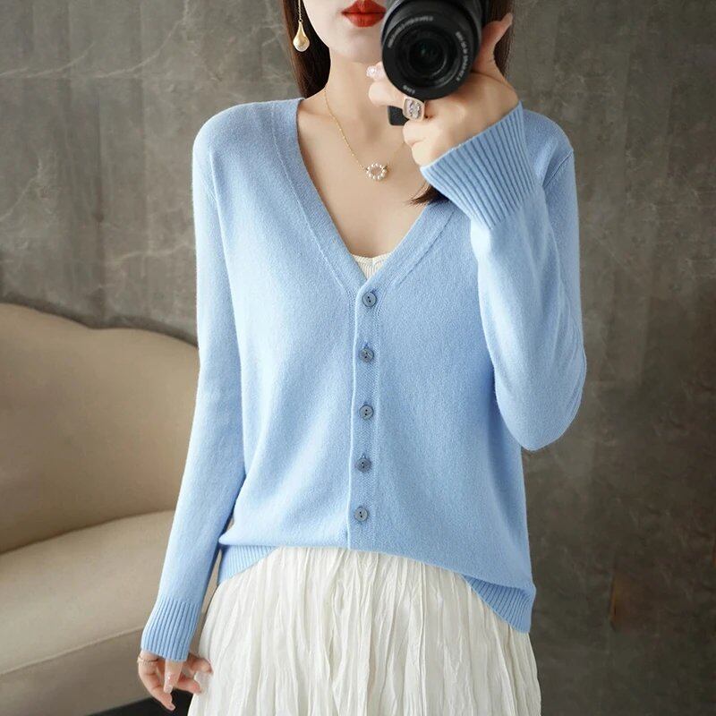 New Arrival: Stylish V-neck sweater/cardigan in a subtle Xiao Xiang style. Special Price Coat. ZHI D035. Size: Parallel Import.