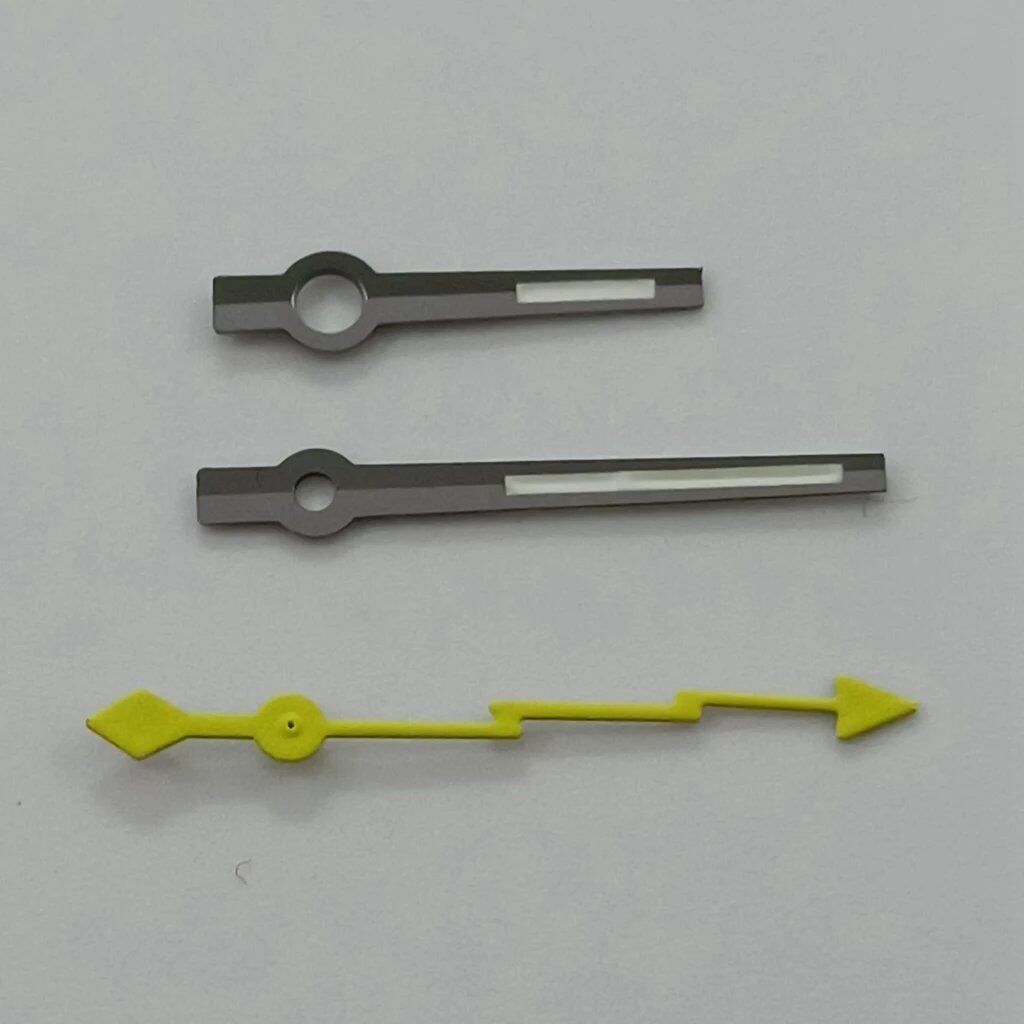 Silver gunmetal watch hands, lightning second hand, luminous hands, compatible with NH35, NH36, NH38, NH70, NH72, 7S26, 7S36, 4R35, and 4R36 models. Parallel import.
