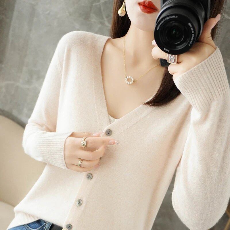 New Arrival: Stylish V-neck sweater/cardigan in a subtle Xiao Xiang style. Special Price Coat. ZHI D035. Size: Parallel Import.