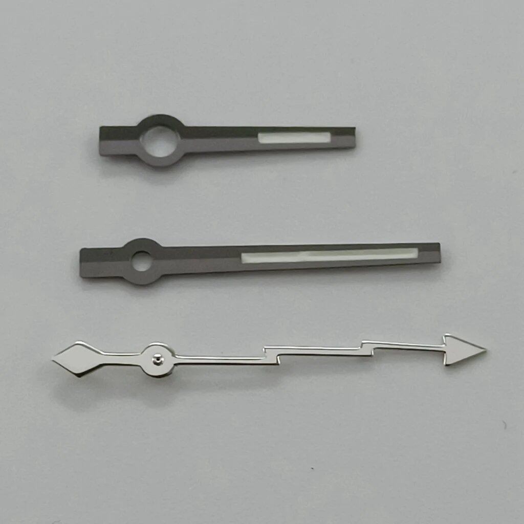 Silver gunmetal watch hands, lightning second hand, luminous hands, compatible with NH35, NH36, NH38, NH70, NH72, 7S26, 7S36, 4R35, and 4R36 models. Parallel import.