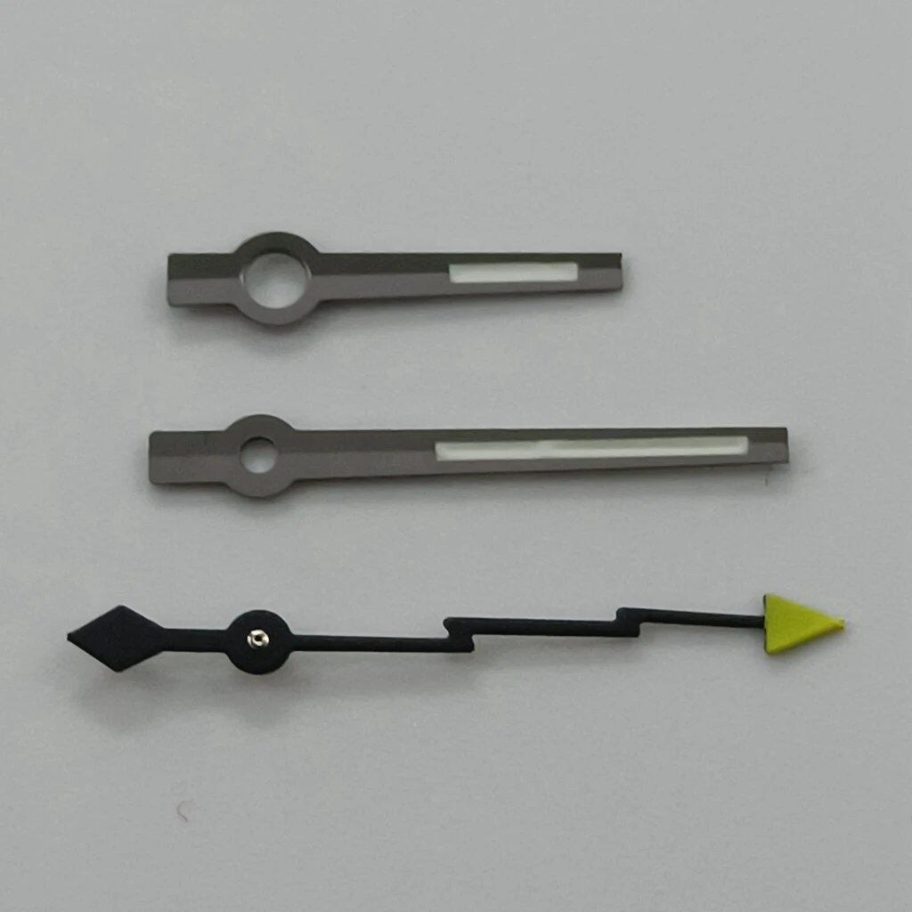Silver gunmetal watch hands, lightning second hand, luminous hands, compatible with NH35, NH36, NH38, NH70, NH72, 7S26, 7S36, 4R35, and 4R36 models. Parallel import.