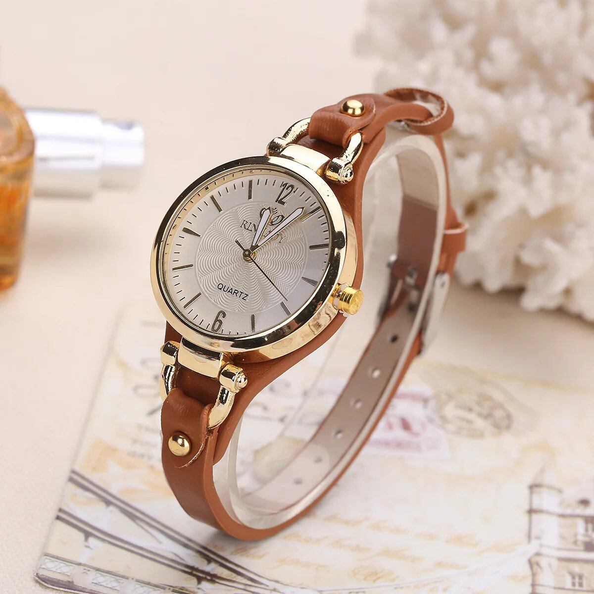 High-quality women's quartz watch with leather strap, casual watch, perfect as a gift. Various colors available. Parallel import.
