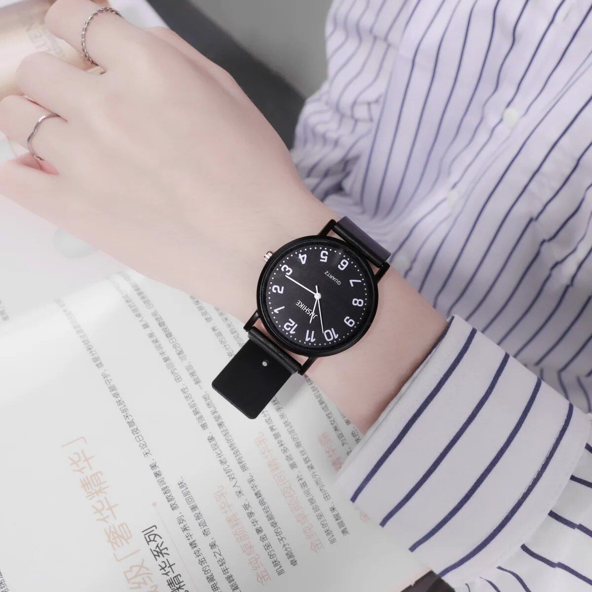 YIKAZE Women's Simple Black and White Quartz Watch with Silicone Strap, Large Dial, Minimalist Design, Color: 3, Parallel Import