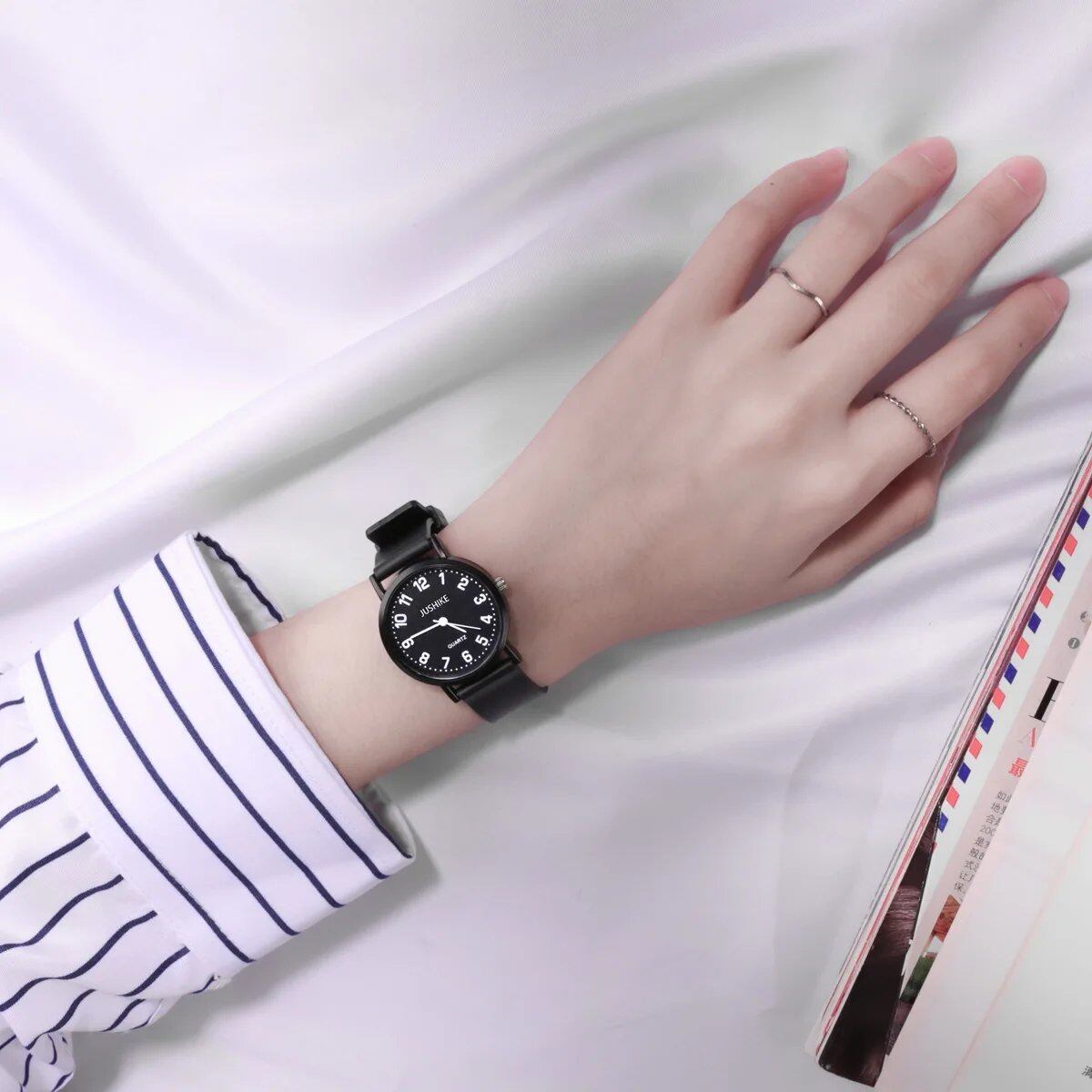 YIKAZE Women's Simple Black and White Quartz Watch with Silicone Strap, Large Dial, Minimalist Design, Color: 3, Parallel Import