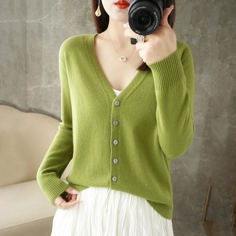 New Arrival: Stylish V-neck sweater/cardigan in a subtle Xiao Xiang style. Special Price Coat. ZHI D035. Size: Parallel Import.
