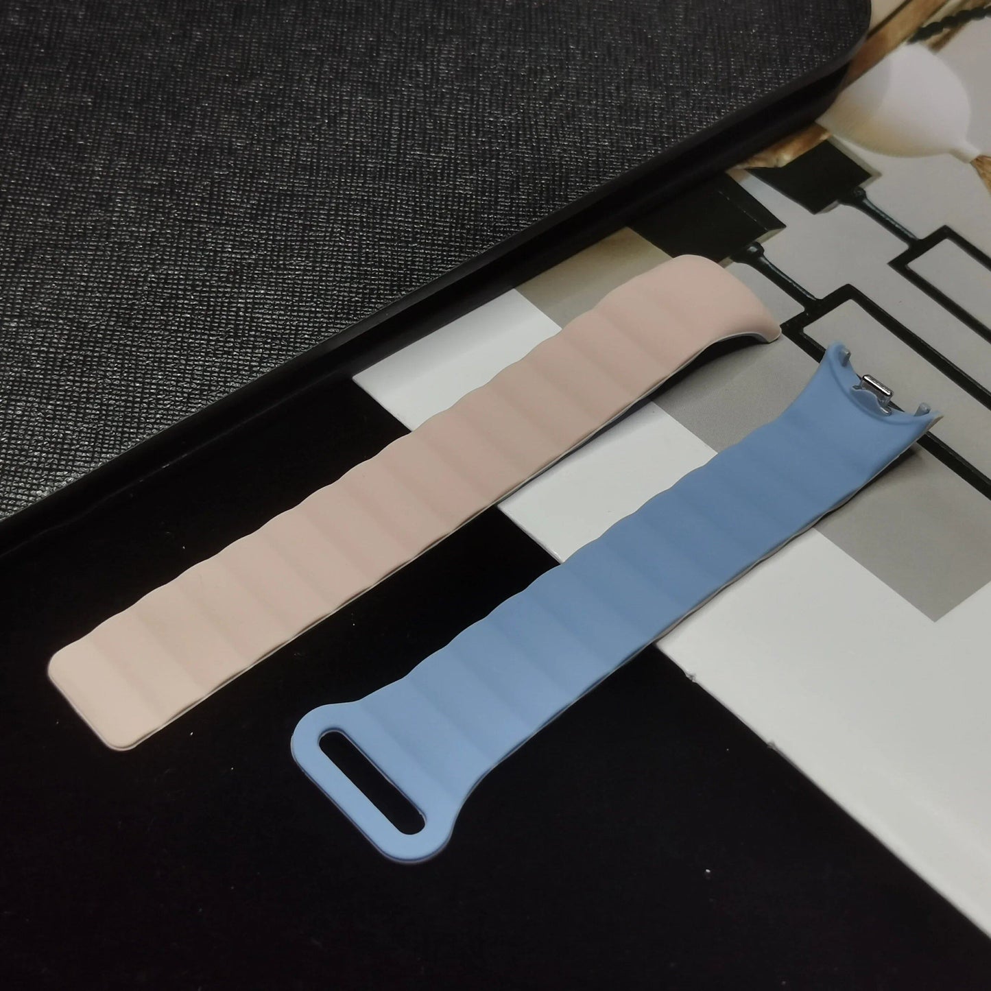 Magnetic Loop Wristband for Mi Band 8 - Silicone Sports Strap, NFC Compatible with Xiaomi Mi Band 8, Metal Interface Bracelet, Band Color: Compatible with Mi Band 8, Band Width: Parallel Import