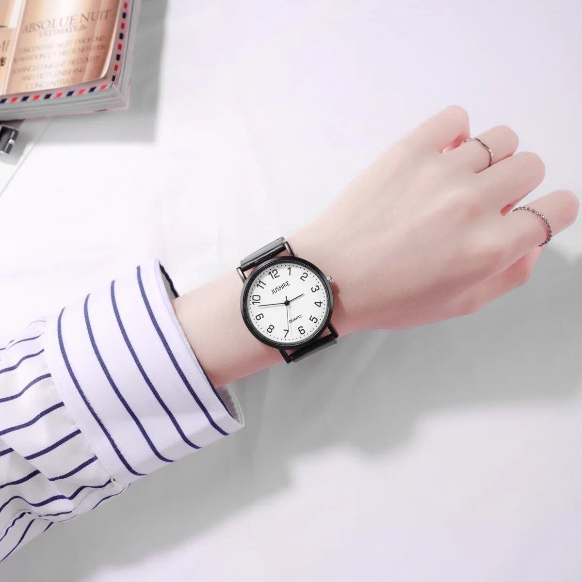 YIKAZE Women's Simple Black and White Quartz Watch with Silicone Strap, Large Dial, Minimalist Design, Color: 3, Parallel Import