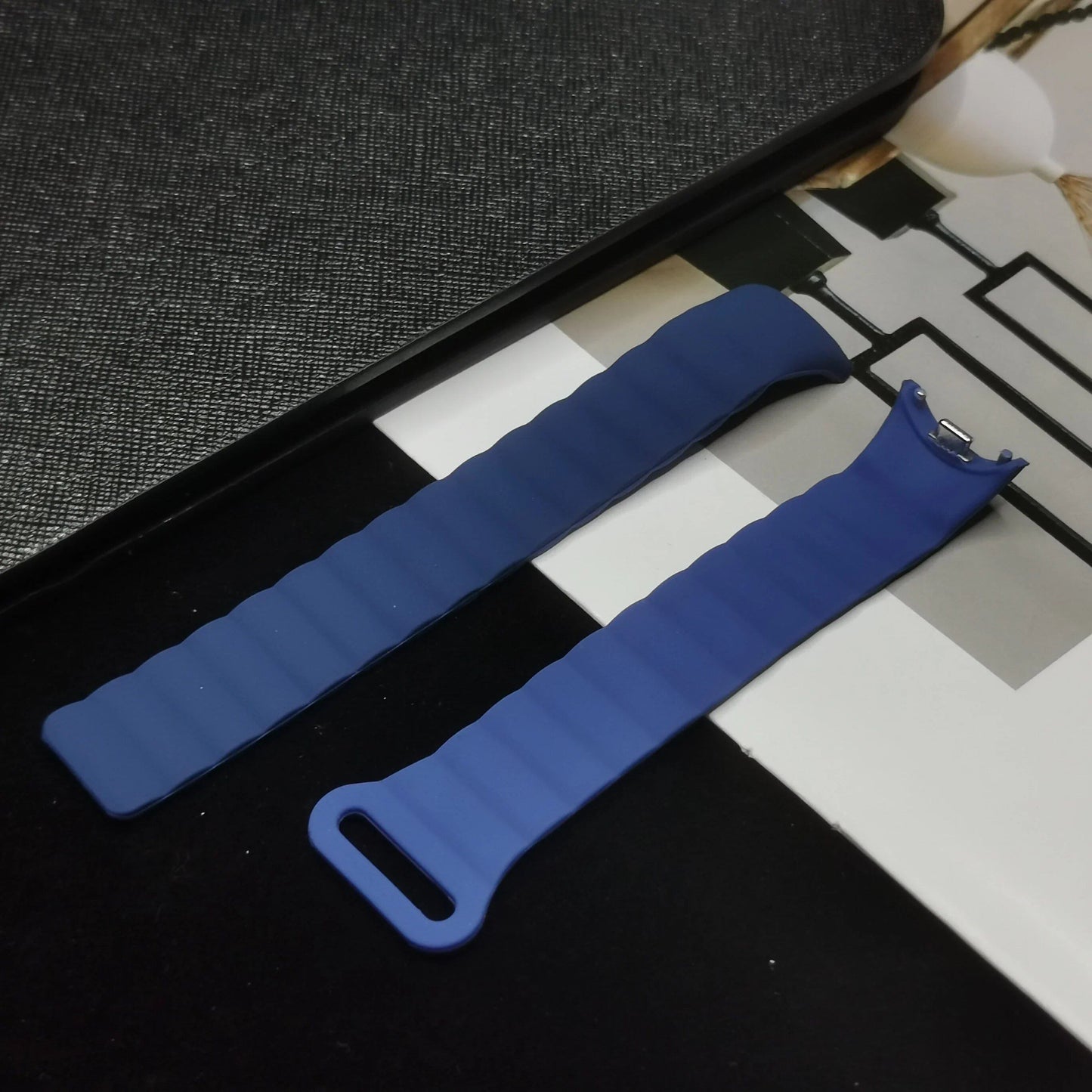 Magnetic Loop Wristband for Mi Band 8 - Silicone Sports Strap, NFC Compatible with Xiaomi Mi Band 8, Metal Interface Bracelet, Band Color: Compatible with Mi Band 8, Band Width: Parallel Import