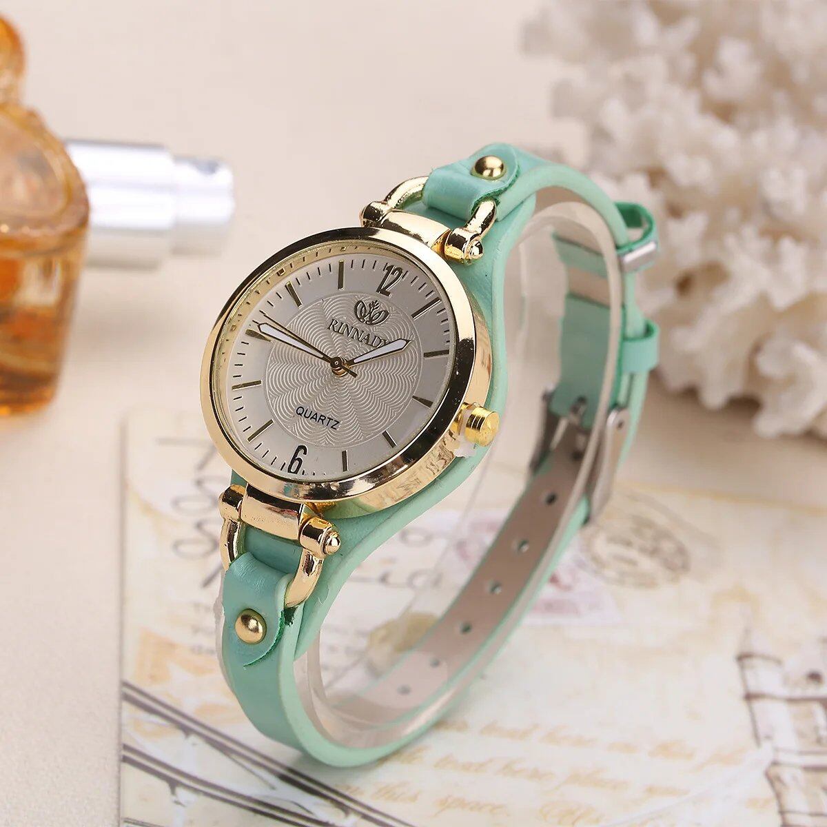 High-quality women's quartz watch with leather strap, casual watch, perfect as a gift. Various colors available. Parallel import.