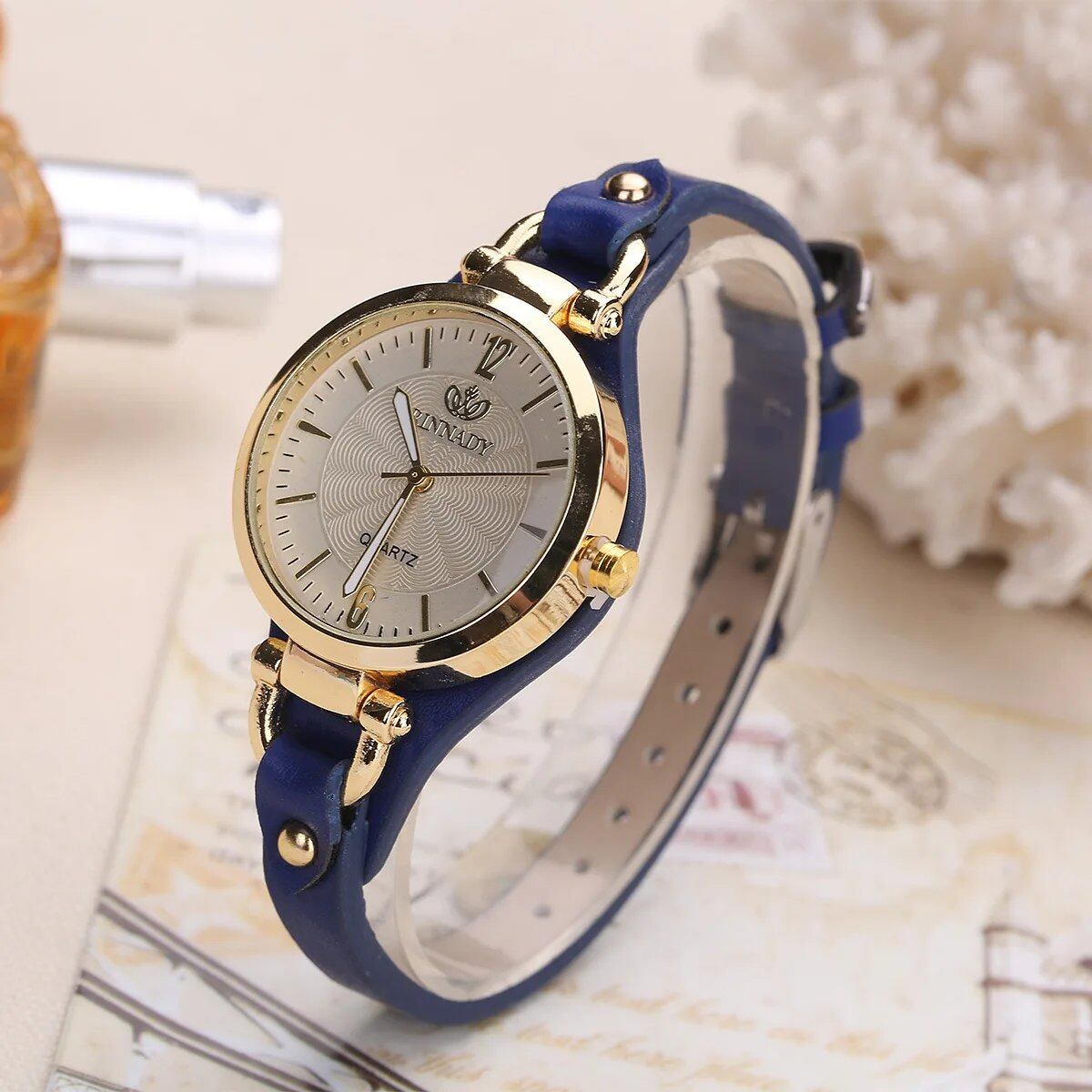 High-quality women's quartz watch with leather strap, casual watch, perfect as a gift. Various colors available. Parallel import.