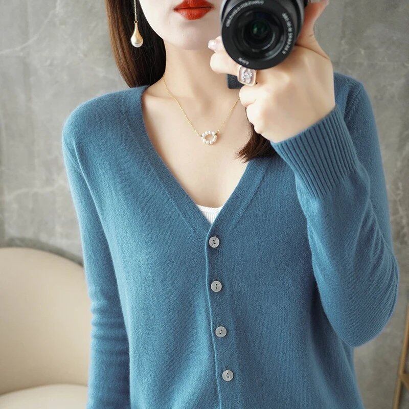 New Arrival: Stylish V-neck sweater/cardigan in a subtle Xiao Xiang style. Special Price Coat. ZHI D035. Size: Parallel Import.