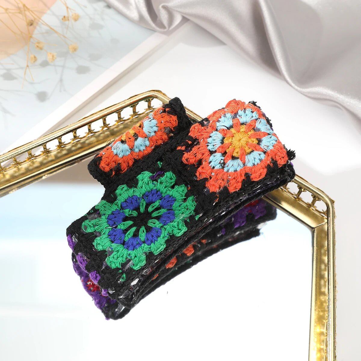 10.5cm Knit Flower Hair Claw with Black Embroidery, Asymmetrical Claw Hair Clip, Crab Hairpin, Retro Hair Accessory for Women, Color Parallel Import