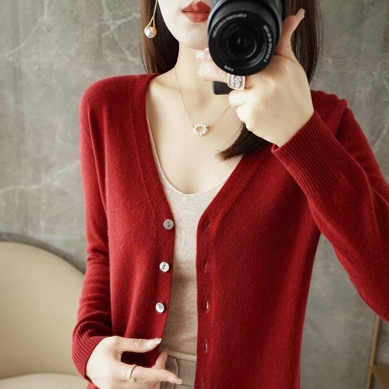 New Arrival: Stylish V-neck sweater/cardigan in a subtle Xiao Xiang style. Special Price Coat. ZHI D035. Size: Parallel Import.