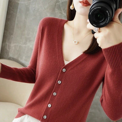 New Arrival: Stylish V-neck sweater/cardigan in a subtle Xiao Xiang style. Special Price Coat. ZHI D035. Size: Parallel Import.