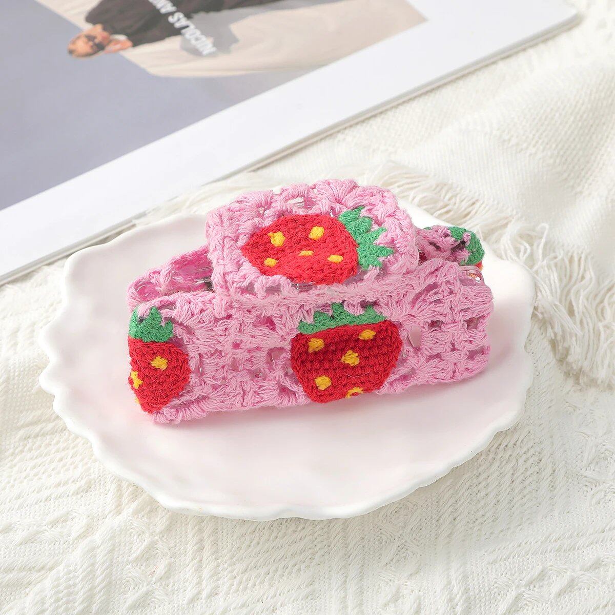 10.5cm Knit Flower Hair Claw with Black Embroidery, Asymmetrical Claw Hair Clip, Crab Hairpin, Retro Hair Accessory for Women, Color Parallel Import