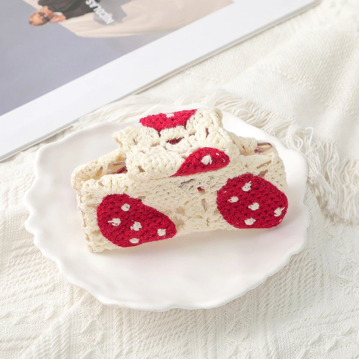 10.5cm Knit Flower Hair Claw with Black Embroidery, Asymmetrical Claw Hair Clip, Crab Hairpin, Retro Hair Accessory for Women, Color Parallel Import