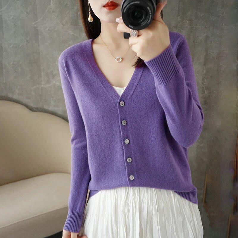 New Arrival: Stylish V-neck sweater/cardigan in a subtle Xiao Xiang style. Special Price Coat. ZHI D035. Size: Parallel Import.