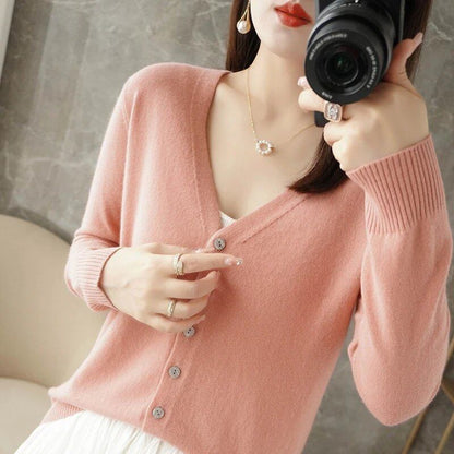 New Arrival: Stylish V-neck sweater/cardigan in a subtle Xiao Xiang style. Special Price Coat. ZHI D035. Size: Parallel Import.