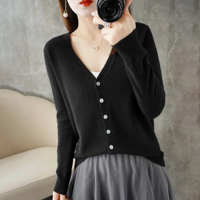New Arrival: Stylish V-neck sweater/cardigan in a subtle Xiao Xiang style. Special Price Coat. ZHI D035. Size: Parallel Import.