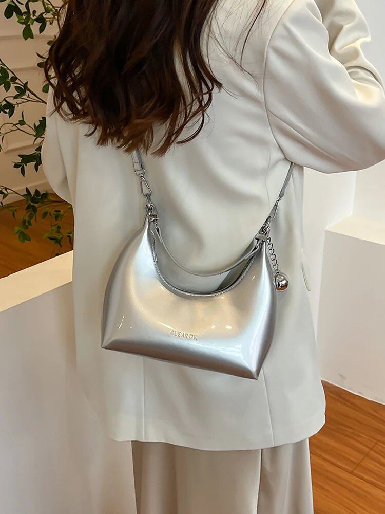 This elegant cherry red lacquer crossbody bag features a pendant and zipper closure. Perfect for commuting, this under-arm bag is new and perfect for women. Size: 20cm (maximum length &lt; 30cm); Parallel import.