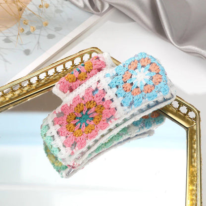 10.5cm Knit Flower Hair Claw with Black Embroidery, Asymmetrical Claw Hair Clip, Crab Hairpin, Retro Hair Accessory for Women, Color Parallel Import