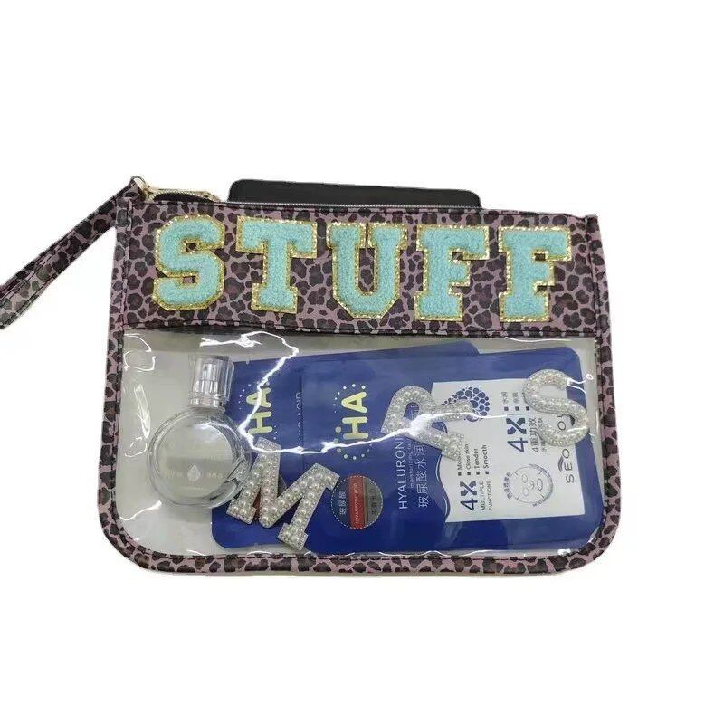 PVCコスメバッグ レターパッチ付き 透明クラッチバッグ 女性用 クリアトラベルメイクポーチ 化粧品収納バッグ トイレタリーハンドバッグ  並行輸入品