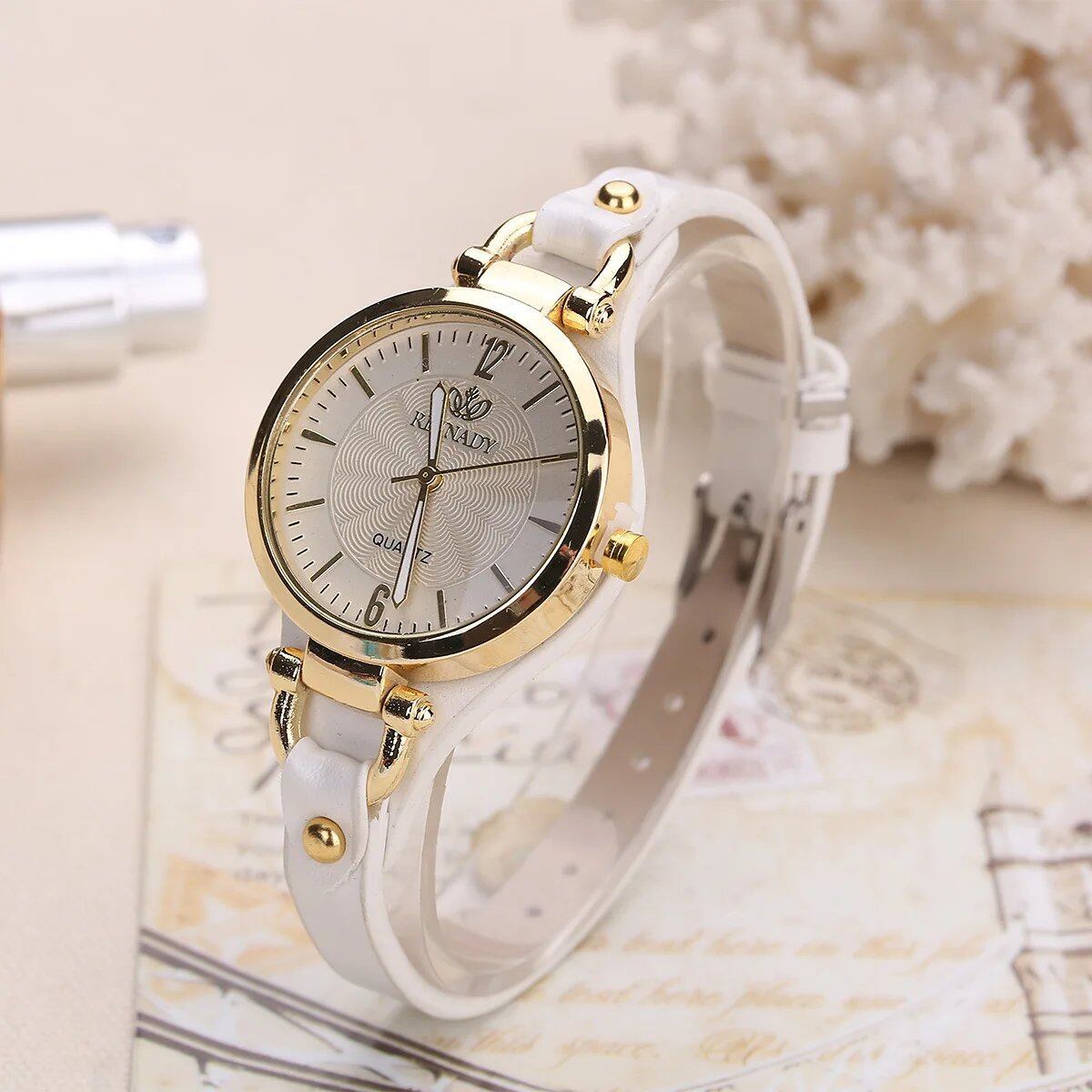 High-quality women's quartz watch with leather strap, casual watch, perfect as a gift. Various colors available. Parallel import.